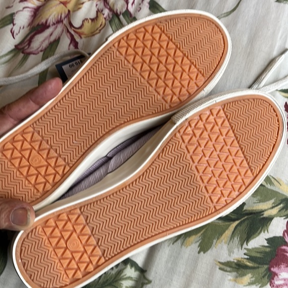 🧨 Final Markdown - Tennis Shoes - Picture 4 of 4